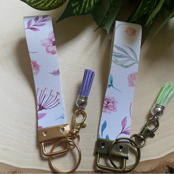 Spring Floral Print Faux Leather Keychain (price is for1) - Picture 2 of 4
